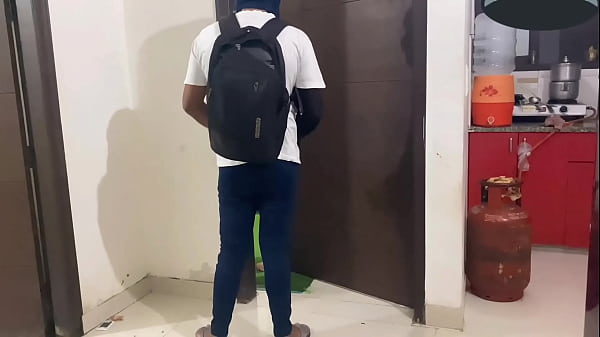 Dejo entrar al vecino a mi baño y ese atrevido me come el culo