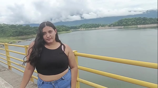 Chica abandonada por su novio es auxiliada por un extraño termina en sexo duro