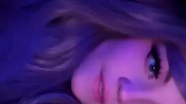 onlyfans Strawbeariemilkk taking a selfie showing her sexy slim body