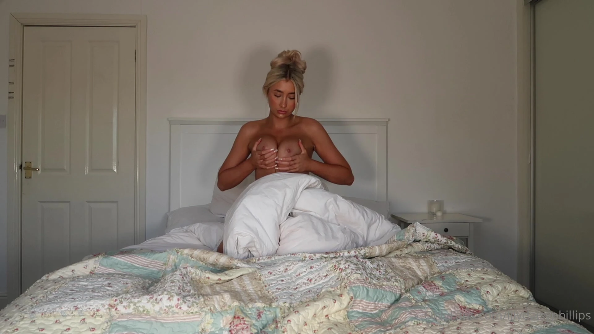 naked Lillian Phillips on the bed masturbating in leaked video