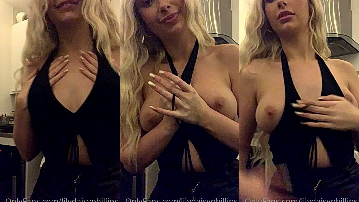 onlyfans Lillian Phillips pulls out her tits in leaked video