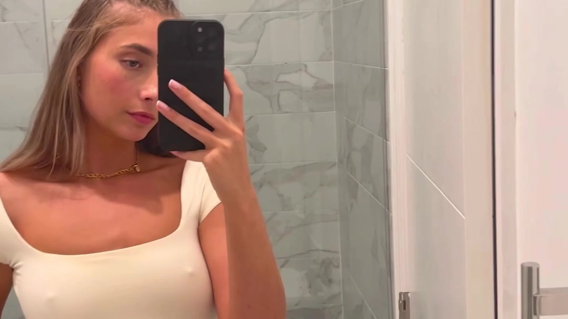 Lillian Phillips puling down her cloth playing with her tits on camera