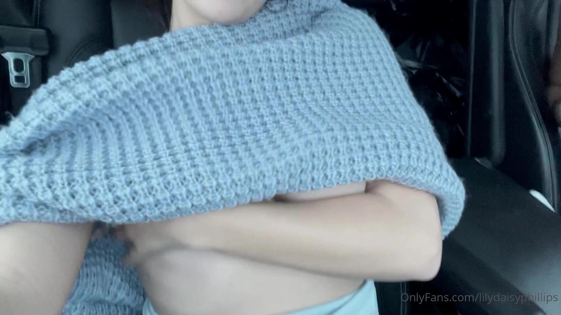 2 sexy models opening up their cloth to play with their tits on camera